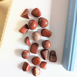 Pierre roulée de jaspe rouge